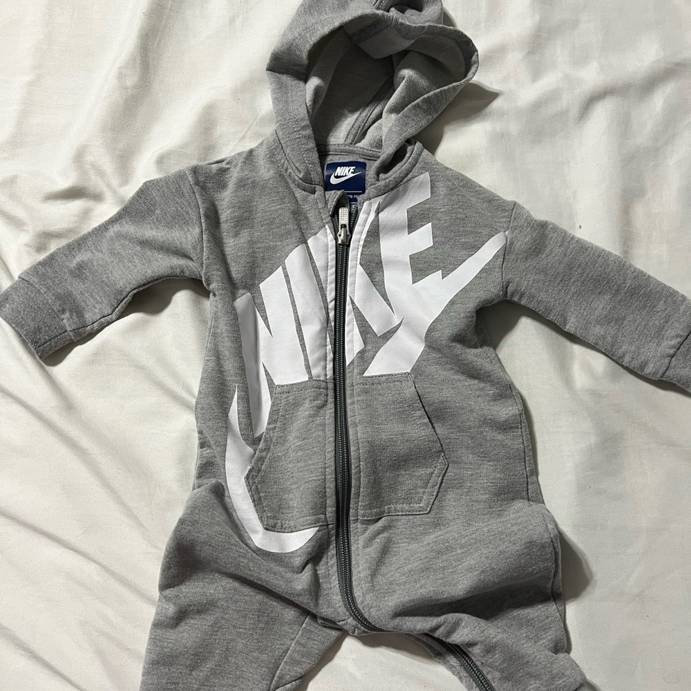 Zip up gray nike warm up